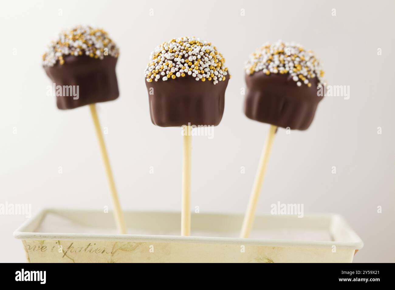 En forme de cupcake cake pops faites avec du chocolat et de minuscules petites perles comme garniture. Très faible profondeur de champ Banque D'Images