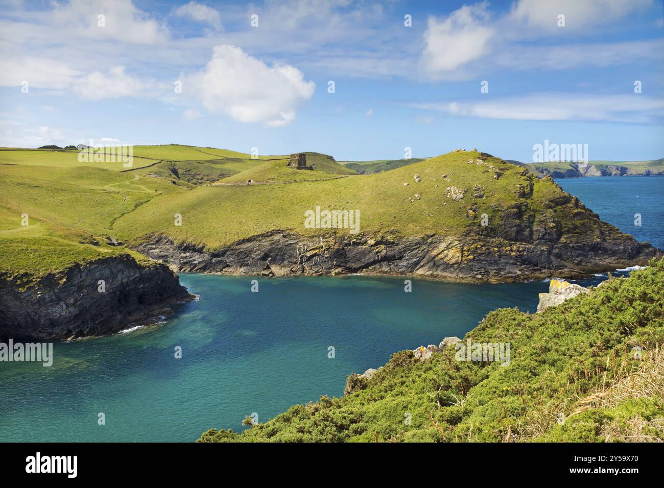 Crique près de Port Quin avec mer bleu profond, Cornwall, Royaume-Uni Banque D'Images