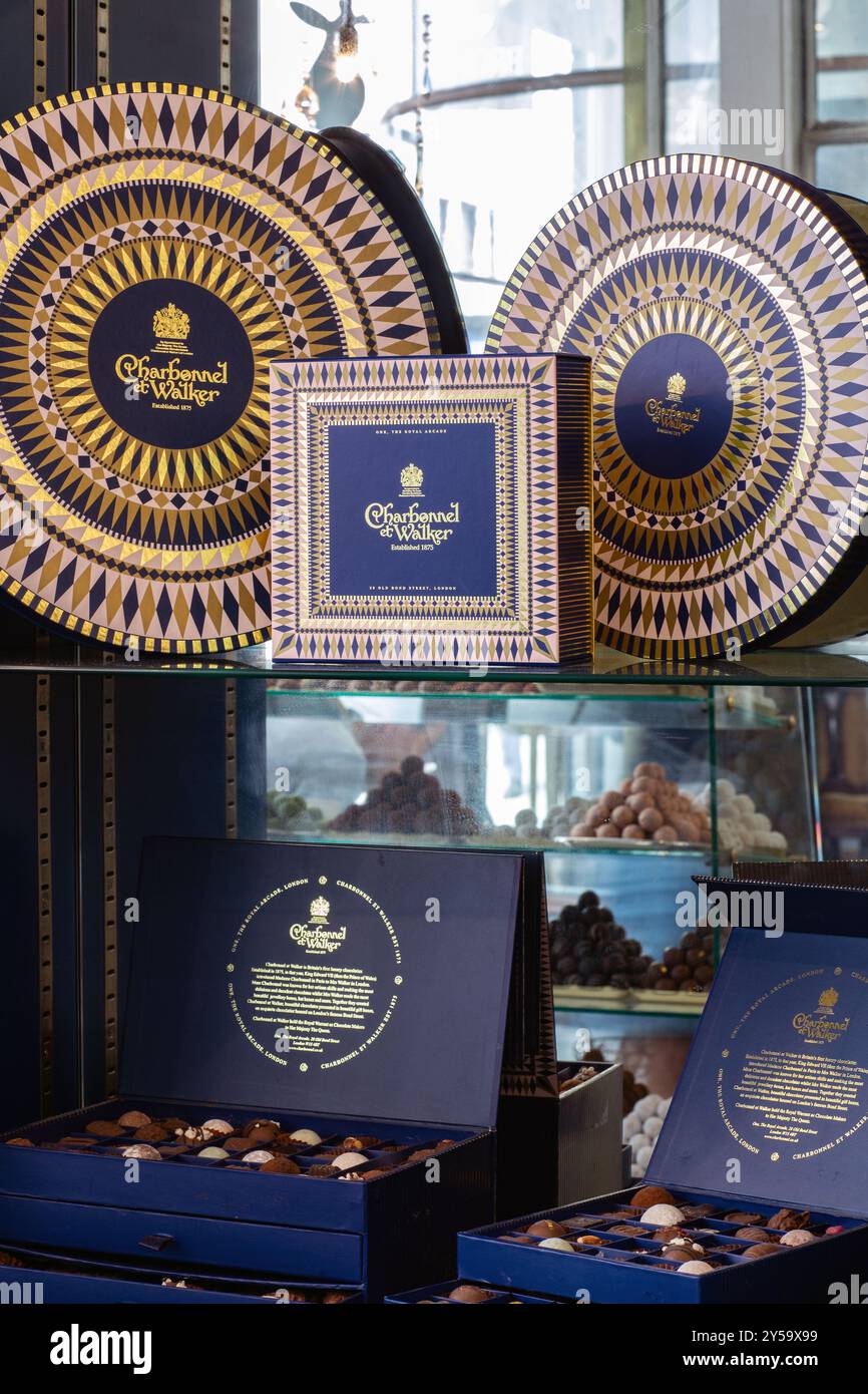 Coffrets cadeaux en chocolat Charbonnel et Walker exposés au magasin Old Bond Street, Londres, Royaume-Uni Banque D'Images