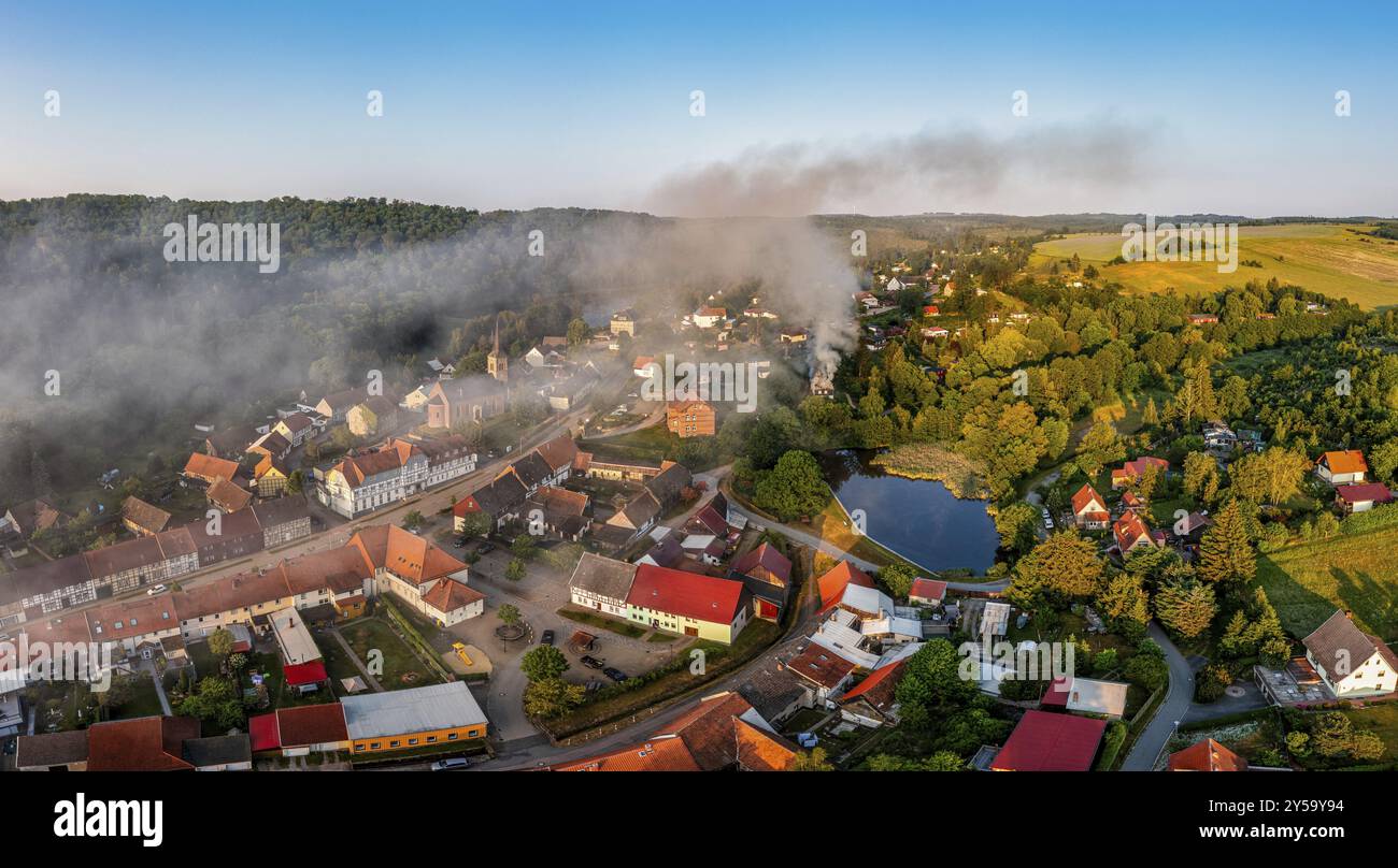 Nuage de fumée au-dessus de Guentersberge maison de vacances en feu Banque D'Images