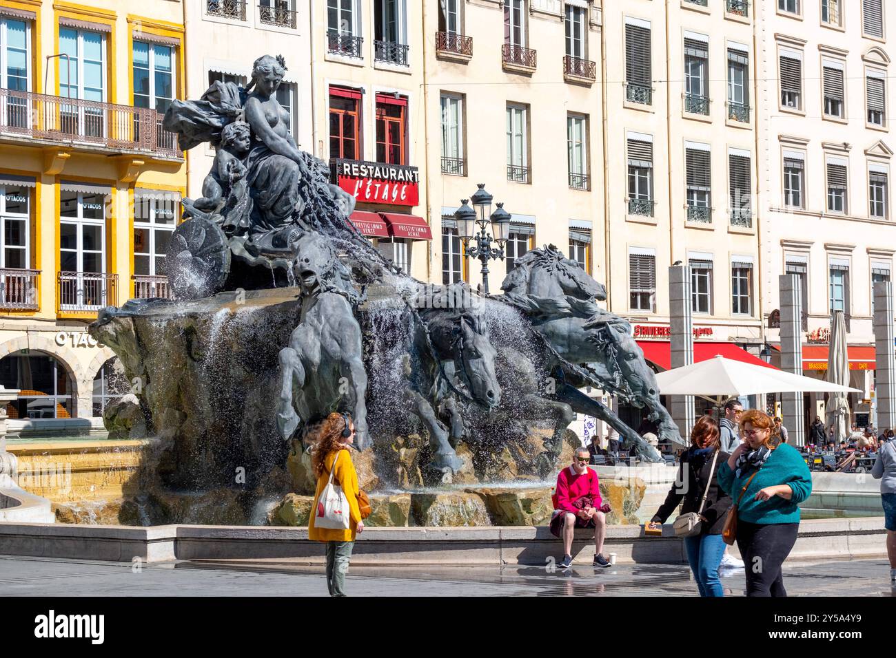 Lyon ist eine Großstadt im Südosten Frankreichs. SIE ist Hauptort der Region Auvergne-RhÃ ne-Alpes und der Gebietskörperschaft MÃ tropole de Lyon, die seit dem 1. Januar 2015 existiert und die Aufgaben eines DÃ départements ausübt. Lyon ist zudem Sitz der Präfektur des DÃ départements RhÃ ne, seit 2015 diesem jedoch nicht mehr zugehörig. SIE ist die drittgrößte Stadt Frankreichs. menschen und brunnen am place de terrreaux *** Lyon est une grande ville du sud-est de la France. Elle est la capitale de la région Auvergne Rhône Alpes et de l'autorité régionale Môtropole de Lyon, qui existe depuis janvier 2016 Banque D'Images