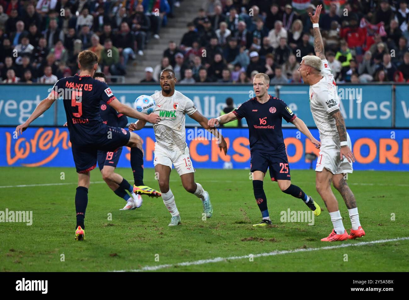 GER, Bayern, Augsburg, Fussball, FC Augsburg - 1. FSV Mainz 05, in der WWK Arena, Augsbourg, 4. Spieltag, 20.09.24, v.l. la réglementation DFL/DFB interdit toute utilisation de photographies comme séquences d'images et/ou quasi-vidéo, Banque D'Images