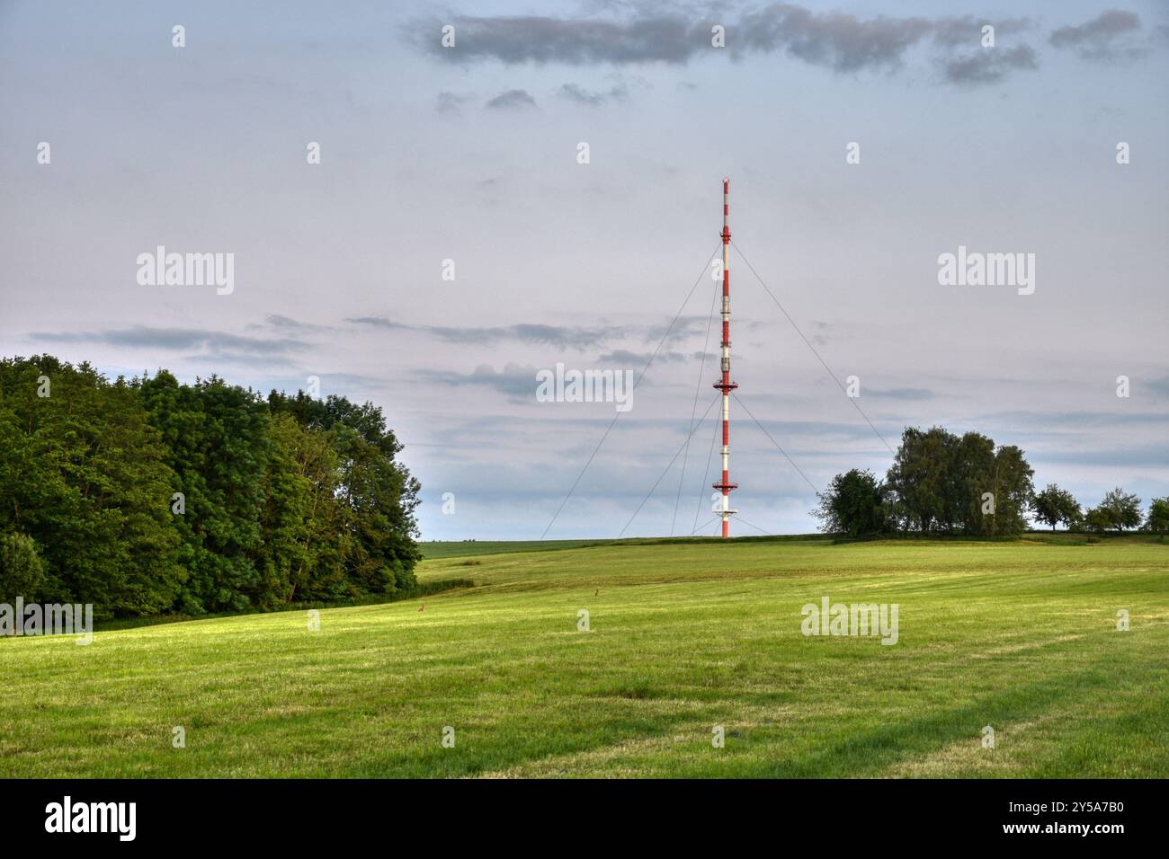 Pfarrkirchen, Sender, Sendemast, Grundnetzsender, UKW, DAB+, Digitalradio, DVB-T2, Fernsehen, Radio. Antenne, Bayern, Mast, Stahlrohrmât, abgespannt, Banque D'Images