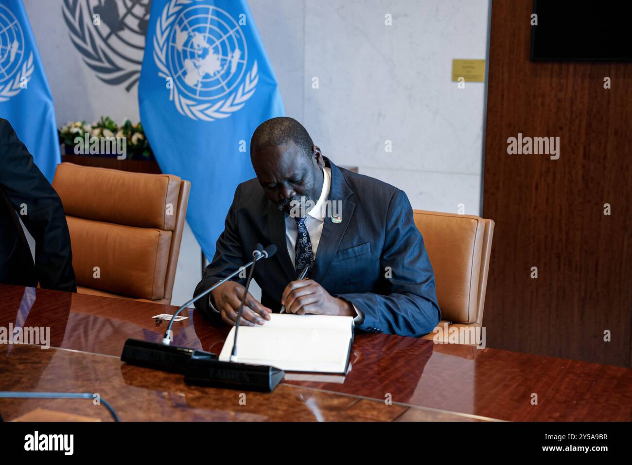 New York, New York, États-Unis. 20 septembre 2024. RAMADHAN ABDALLA MOHAMMED GOC, ministre des Affaires étrangères et de la coopération internationale de la République du Soudan du Sud signe le livre d'or de l'ONU au début de la 79ème session de l'AGNU au siège de l'ONU à New York. (Crédit image : © Bianca Otero/ZUMA Press Wire) USAGE ÉDITORIAL SEULEMENT! Non destiné à UN USAGE commercial ! Banque D'Images