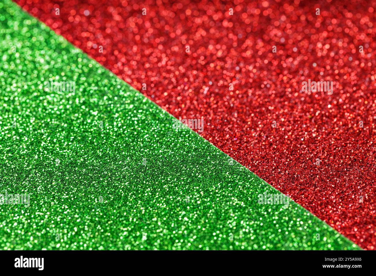 Fond brillant vert et rouge à paillettes, contraste de couleur de Noël festif Banque D'Images