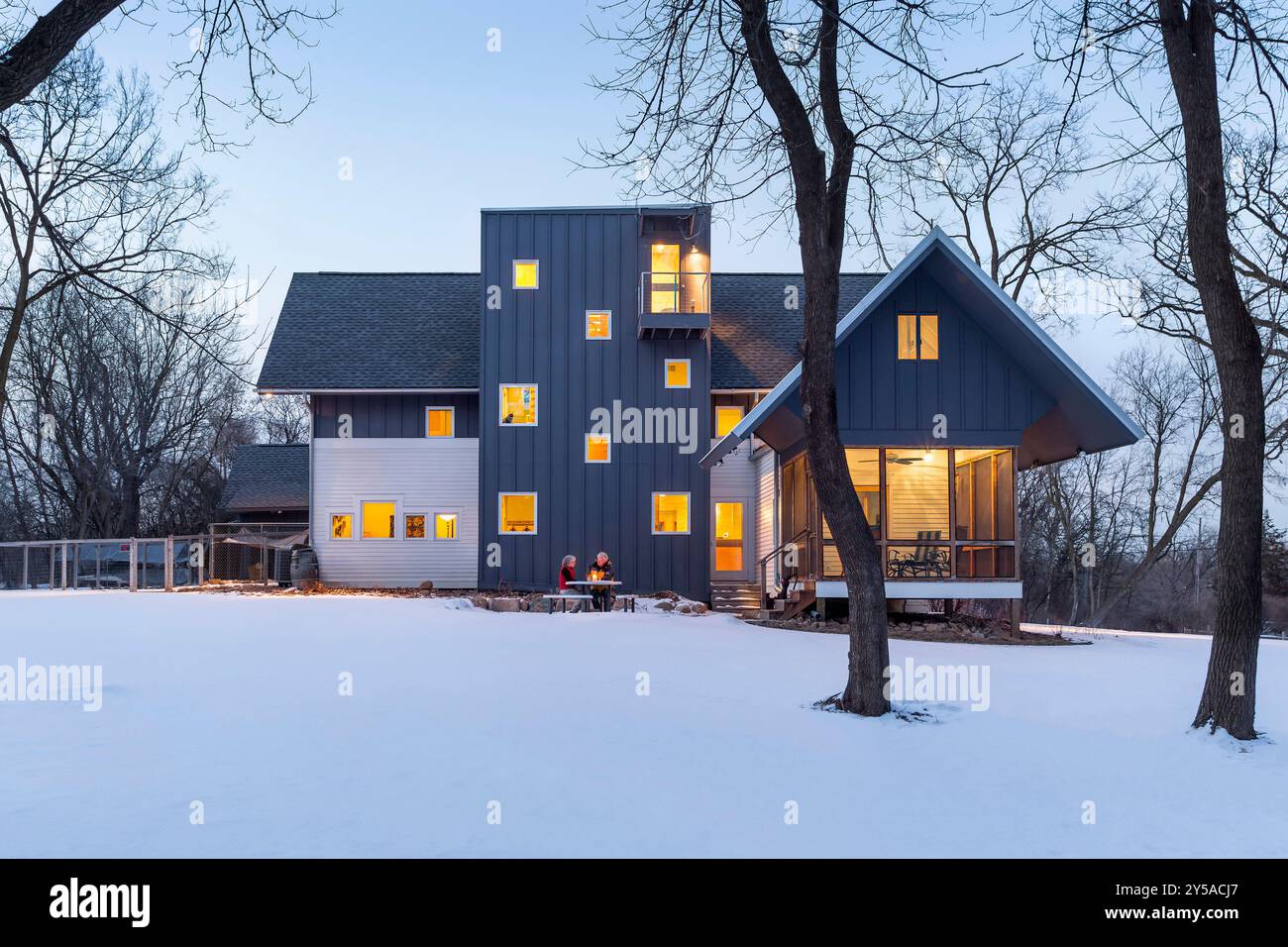 Maison nordique moderniste au crépuscule montrant la section verticale de la tour de la maison Banque D'Images