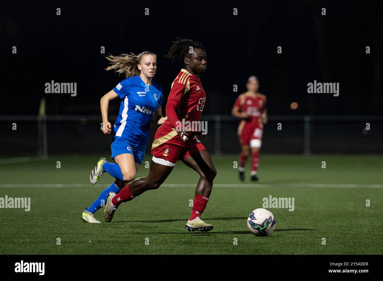 Welma Fon (22 Standard Femina de Liege) contrôle le ballon lors du match de Super League du Lotto entre les KRC Genk Ladies et Standard Femina de Liege au Zwartberg à Genk, Belgique (Martin Pitsch/SPP) crédit : SPP Sport Press photo. /Alamy Live News Banque D'Images