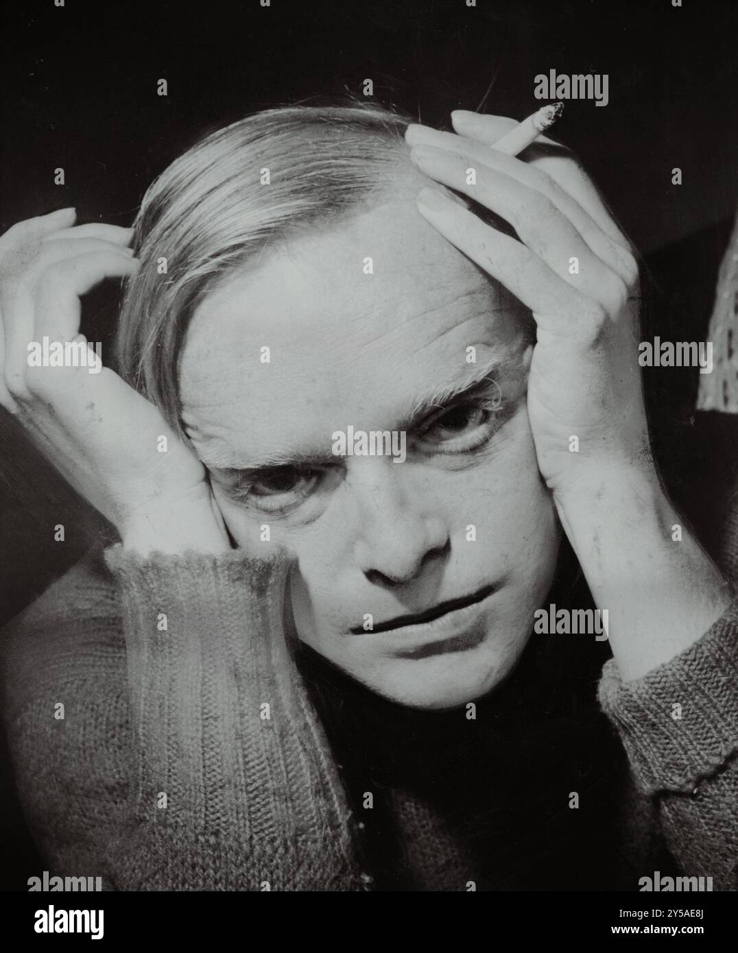 Truman capote (1924-1984) est un écrivain américain connu pour sa prose distinctive et son roman de pionnier du vrai crime In Cold Blood (1966). Il a acquis une renommée précoce avec Breakfast at Tiffany's (1958) et a été célébré pour ses caractérisations vives, son dialogue aigu et son exploration des questions de société et de l'isolement personnel. Banque D'Images