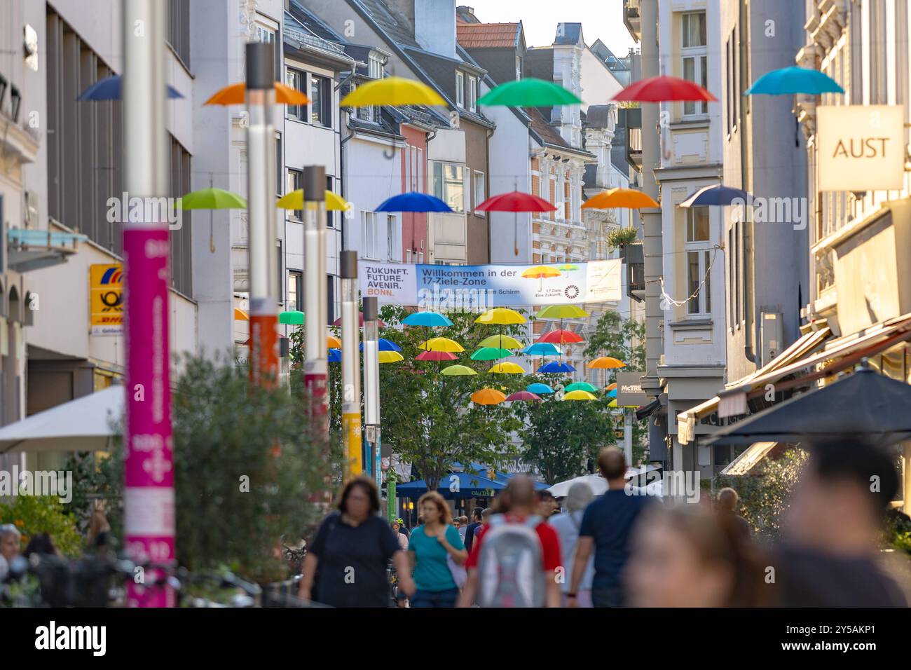 Bonner Friedrichstraße wird zur 17 Ziele zone Die Bonner Innenstadt wird während der SDG-Tage zum Schaufenster für eine nachhaltige Zukunft. Die Friedrichstraße verwandelt sich mit einem kunstvollen Schirmdach in den Farben der 17 un-Nachhaltigkeitsziele in eine lebendige 17-Ziele-zone, die bis zum 01. Oktober 2024 zum Verweilen und Entdecken einlädt. Bonn Innenstadt Nordrhein-Westfalen Deutschland *** Bonns Friedrichstraße devient une zone 17 objectifs pendant les Journées des ODD, le centre-ville de Bonn devient une vitrine pour un avenir durable Friedrichstraße se transforme en une zone 17 objectifs dynamique avec un Banque D'Images