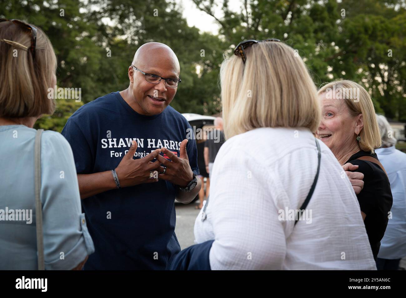 Acworth, Géorgie, États-Unis. 20 septembre 2024. Brig. Retraité Le général Shawn Harris, un candidat démocrate au Congrès qui espère renverser le repaire républicain de Géorgie Marjorie Taylor Greene en novembre, parle à des partisans dans un centre communautaire. Harris sert à la fois dans l'armée et dans le corps des Marines, prenant sa retraite après 40 ans. (Crédit image : © Robin Rayne/ZUMA Press Wire) USAGE ÉDITORIAL SEULEMENT! Non destiné à UN USAGE commercial ! Banque D'Images