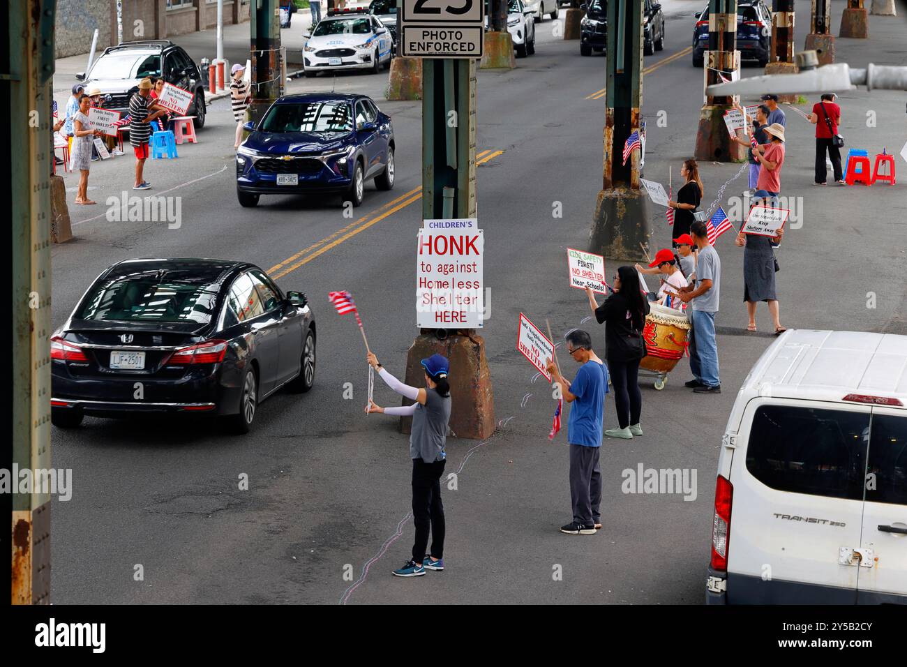 4 août 2024, Brooklyn, New York. Les gens protestent contre une proposition de la ville de construire un refuge pour sans-abri pour hommes célibataires à la 2501 86e rue dans le quartier de Gravesend. Le ministère des services sociaux, dans une réponse par courriel à PIX11 News, a déclaré que le refuge hébergera 150 hommes sans abri, y compris ceux qui éprouvent des problèmes de santé mentale. Le refuge sera géré par VIP Community services. Les manifestants citant des problèmes de sécurité contre l'emplacement n'est pas le bon endroit pour placer un abri en raison du nombre d'écoles à proximité ; un centre pour aînés et une garderie de l'autre côté de la rue. Banque D'Images 4 août 2024, Brooklyn, New York. Les gens protestent contre une proposition de la ville de construire un refuge pour sans-abri pour hommes célibataires à la 2501 86e rue dans le quartier de Gravesend. Le ministère des services sociaux, dans une réponse par courriel à PIX11 News, a déclaré que le refuge hébergera 150 hommes sans abri, y compris ceux qui éprouvent des problèmes de santé mentale. Le refuge sera géré par VIP Community services. Les manifestants citant des problèmes de sécurité contre l'emplacement n'est pas le bon endroit pour placer un abri en raison du nombre d'écoles à proximité ; un centre pour aînés et une garderie de l'autre côté de la rue. Banque D'Images