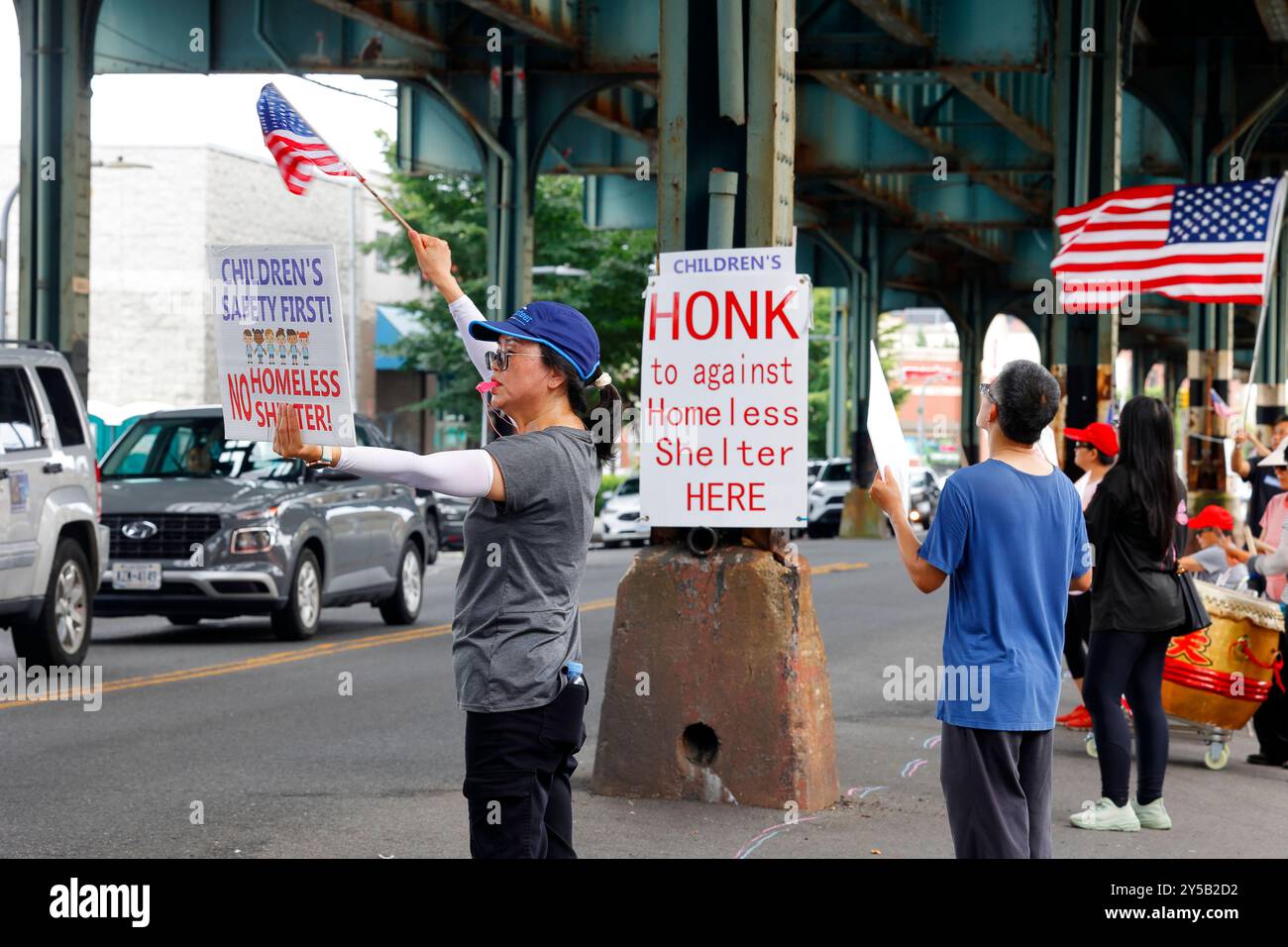 4 août 2024, Brooklyn, New York. Les gens protestent contre une proposition de la ville de construire un refuge pour sans-abri pour hommes célibataires à la 2501 86e rue dans le quartier de Gravesend. Le ministère des services sociaux, dans une réponse par courriel à PIX11 News, a déclaré que le refuge hébergera 150 hommes sans abri, y compris ceux qui éprouvent des problèmes de santé mentale. Le refuge sera géré par VIP Community services. Les manifestants citant des problèmes de sécurité contre l'emplacement n'est pas le bon endroit pour placer un abri en raison du nombre d'écoles à proximité ; un centre pour aînés et une garderie de l'autre côté de la rue. Banque D'Images 4 août 2024, Brooklyn, New York. Les gens protestent contre une proposition de la ville de construire un refuge pour sans-abri pour hommes célibataires à la 2501 86e rue dans le quartier de Gravesend. Le ministère des services sociaux, dans une réponse par courriel à PIX11 News, a déclaré que le refuge hébergera 150 hommes sans abri, y compris ceux qui éprouvent des problèmes de santé mentale. Le refuge sera géré par VIP Community services. Les manifestants citant des problèmes de sécurité contre l'emplacement n'est pas le bon endroit pour placer un abri en raison du nombre d'écoles à proximité ; un centre pour aînés et une garderie de l'autre côté de la rue. Banque D'Images