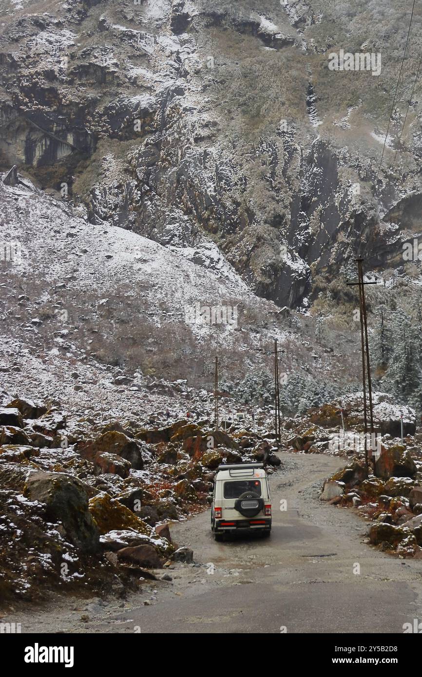 belle mais sujette aux glissements de terrain dangereuse route de montagne du nord du sikkim, région éloignée de haute altitude des montagnes de l'himalaya, voyage d'aventure en inde Banque D'Images