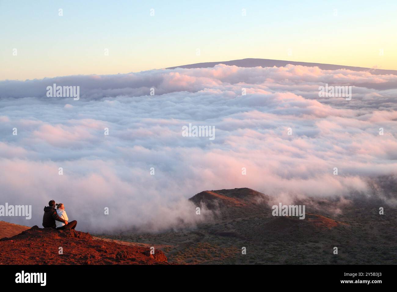 Au sommet de la grande île de la plus haute montagne Hawai’i, l’Observatoire du Mauna Kea accueille le plus grand observatoire astronomique du monde utilisé, exploité et partagé par des astronomes de 11 pays. L'emplacement est idéal en raison du ciel sombre de l'absence de pollution lumineuse, la faible humidité et la haute altitude au-dessus de la majeure partie de la vapeur d'eau dans l'atmosphère. Les visiteurs viennent de partout, car c'est le point de vue idéal pour admirer un coucher de soleil ou admirer les étoiles. ÉTATS-UNIS. Banque D'Images