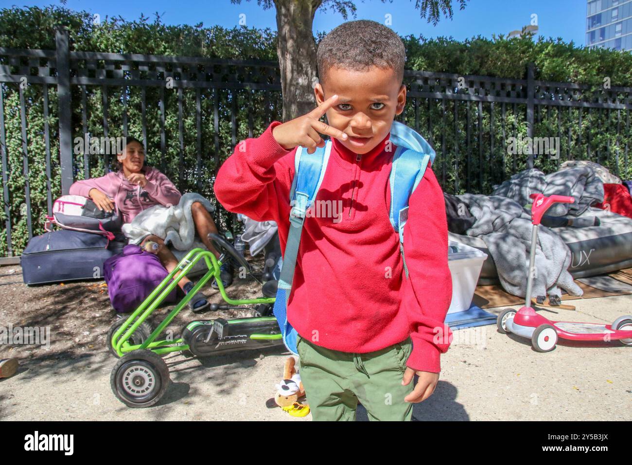 Plus d'un an s'est écoulé depuis que le gouverneur du Texas Greg Abbott a orchestré le premier transport de demandeurs d'asile à Chicago. Plus de 47 000 demandeurs d'asile sont arrivés par bus, souvent sans argent ni effets personnels. La grande majorité sont originaires du Venezuela et d'Amérique centrale. Les demandeurs d’asile s’abritent temporairement dans un espace vert adjacent à un poste de police dans le Near West Side de Chicago aux États-Unis. Banque D'Images