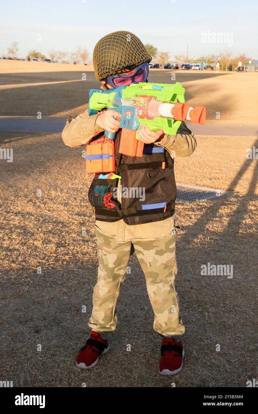 Le Gilbert Park District à Gilbert accueille une soirée compétitive et pleine d’action pour les enfants et les adolescents avec le tournoi Gilbert nerf Wars qui se tient au parc régional Gilbert. Les équipes ont été réparties par tranches d'âge appropriées, et ici les 7-11 ans ont joué 3 matchs : Capture the Flag, Assassin et Group Choice. Arizona, États-Unis. Banque D'Images