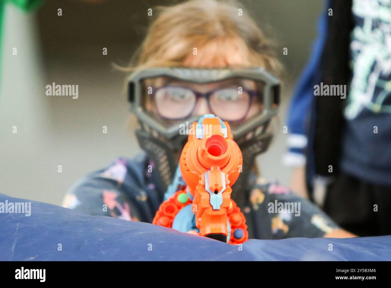 Le Gilbert Park District à Gilbert accueille une soirée compétitive et pleine d’action pour les enfants et les adolescents avec le tournoi Gilbert nerf Wars qui se tient au parc régional Gilbert. Les équipes ont été réparties par tranches d'âge appropriées, et ici les 7-11 ans ont joué 3 matchs : Capture the Flag, Assassin et Group Choice. Arizona, États-Unis. Banque D'Images