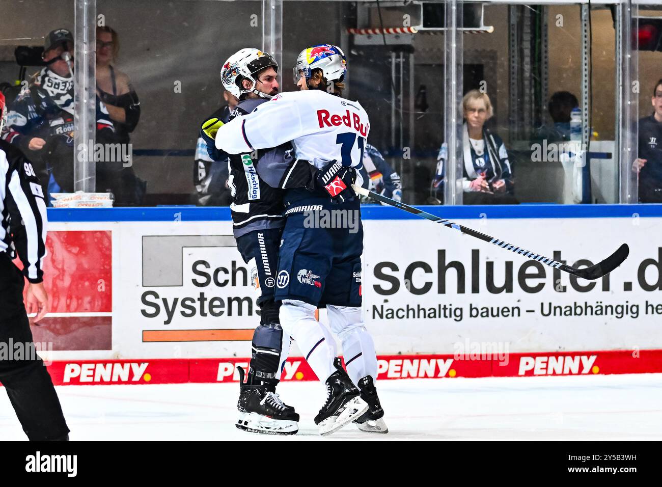 Hubert Labrie (Iserlohn Roosters, #16) im Zweikampf mit Markus Eisenschmid (EHC Red Bull München, #11), GER, Iserlohn Roosters v. Red Bull Muenchen, Eishockey, Penny-DEL, 1. Spieltag, Spielzeit 2024/2025, 20.09.2024, Foto : Jonas Brockmann/Eibner-Pressefoto Banque D'Images