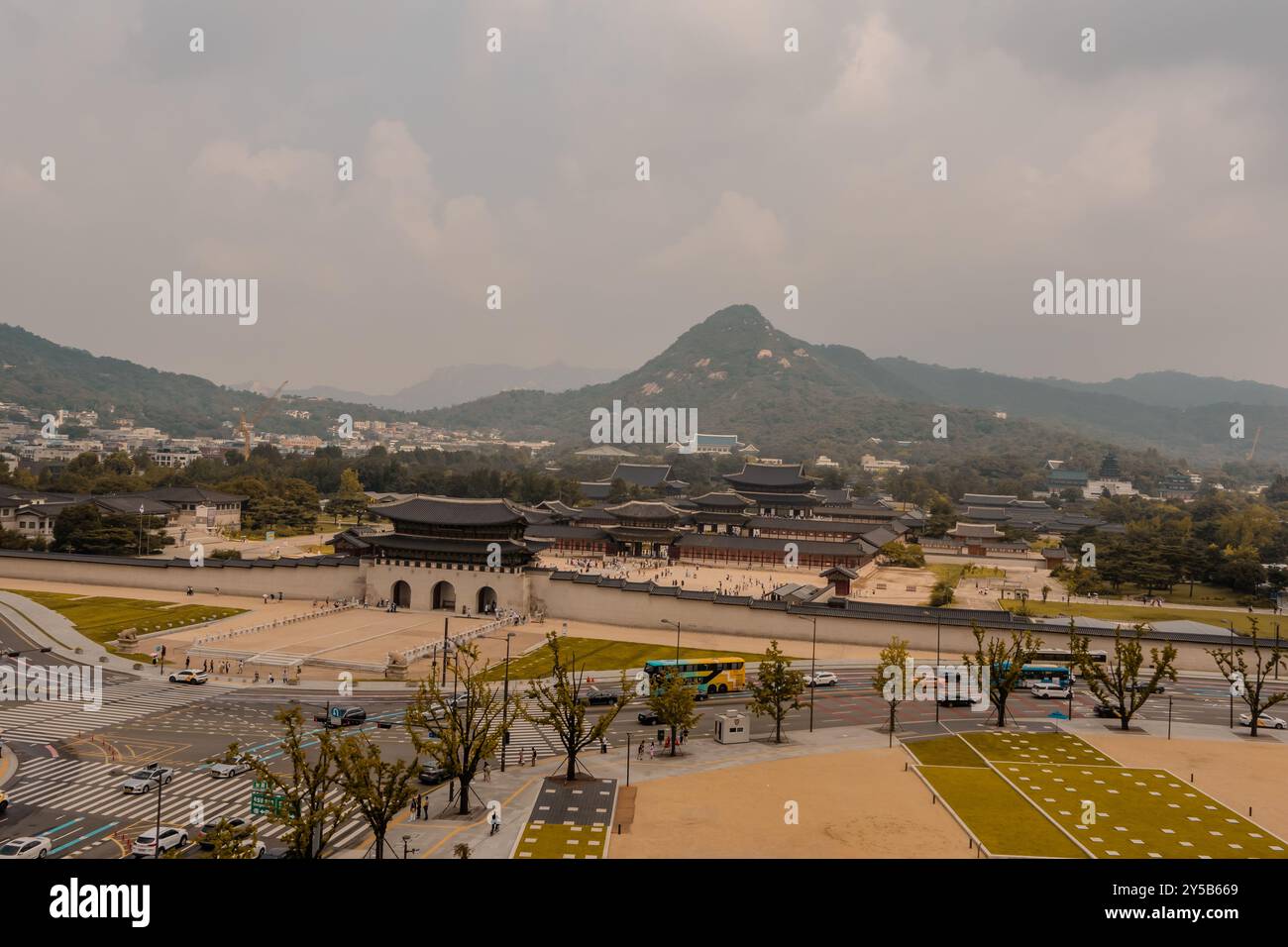 Vue aérienne du palais de Gyeongbokgung vue depuis le toit du Musée national d'histoire contemporaine coréenne à Séoul, Corée Banque D'Images