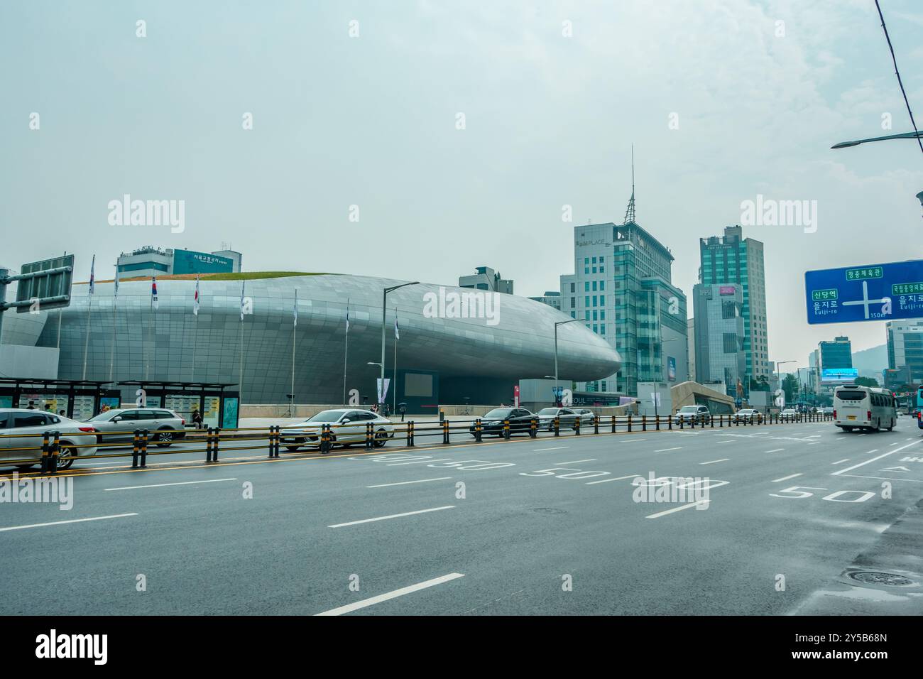 Vue sur la rue de Dongdaemun Design Plaza à Séoul, Corée Banque D'Images