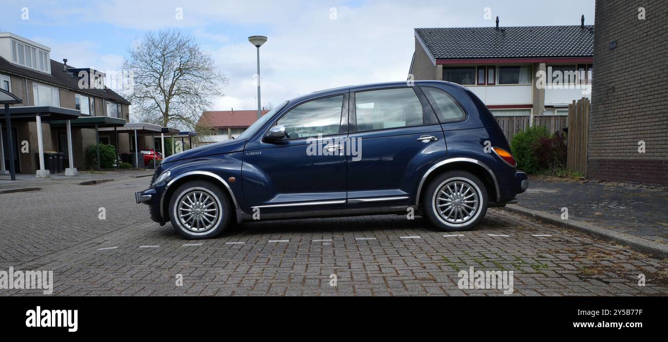 Anna Paulowna, pays-Bas - 18 avril 2024 Une Chrysler PT Cruiser bleu foncé stationnée dans un quartier néerlandais Banque D'Images