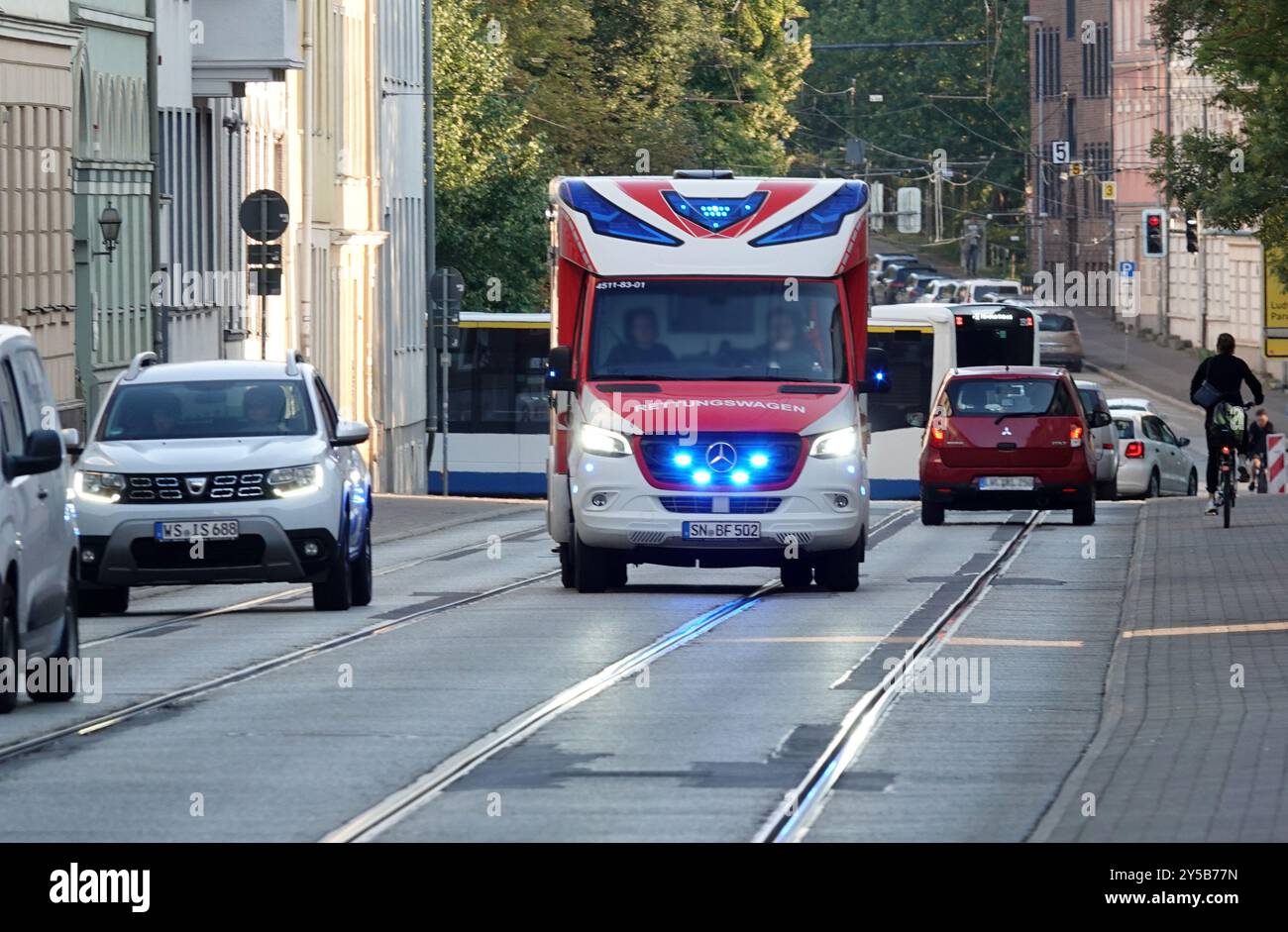 Schwerin, Allemagne - août 26 2024 une ambulance (rettungswagen en allemand) traverse la circulation avec des feux bleus vers l'hôpital Banque D'Images