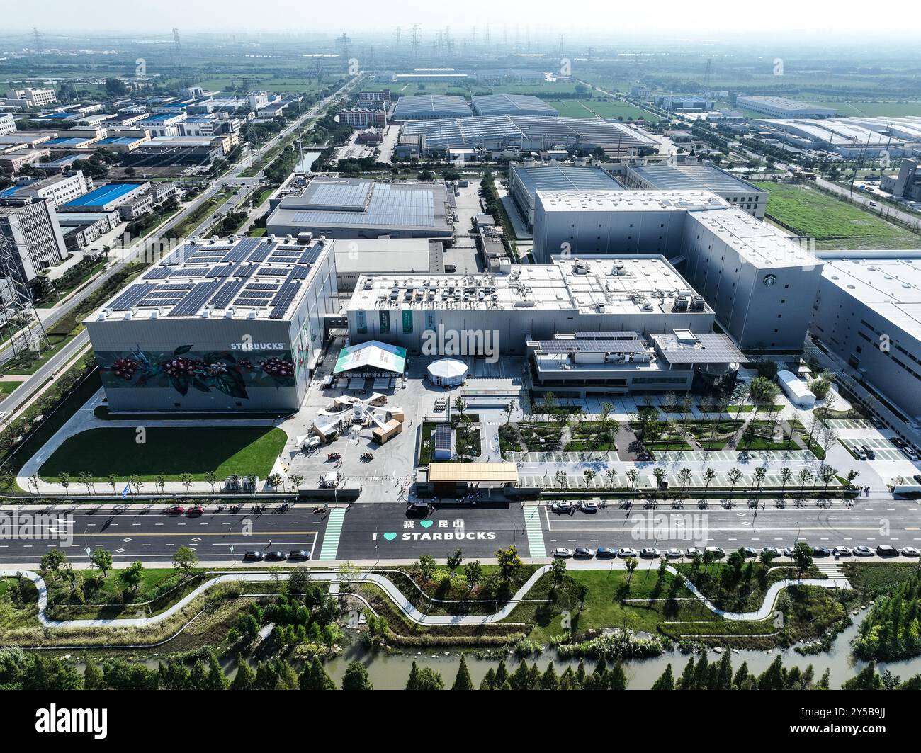 Nanjing. 19 septembre 2023. Cette photo aérienne prise le 19 septembre 2023 montre le Starbucks China Coffee innovation Park à Kunshan, dans la province du Jiangsu, dans l'est de la Chine. Crédit : Ji Chunpeng/Xinhua/Alamy Live News Banque D'Images