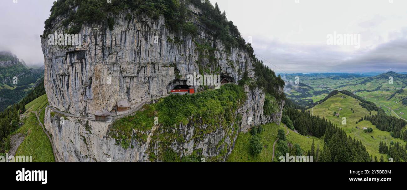 Ebenalp, Suisse – 13 juillet 2024 : vue par drone dans les grottes de Wildkirchli à Ebenalp dans les alpes suisses Banque D'Images