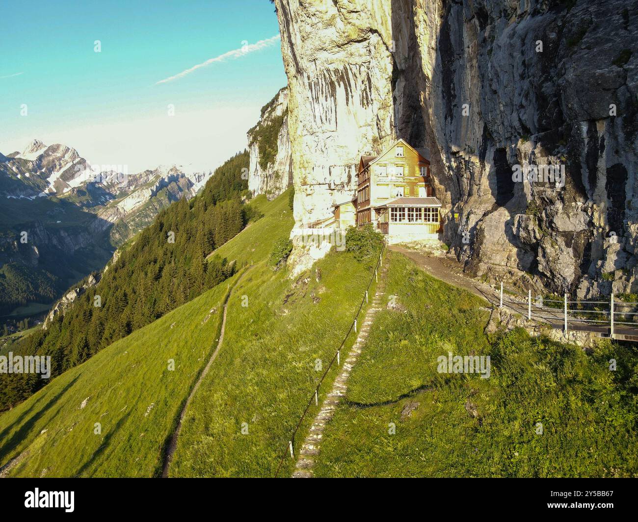 Ebenalp, Suisse – 13 juillet 2024 : vue à la célèbre maison d'hôtes de montagne Aescher à Ebenalp dans les alpes suisses Banque D'Images