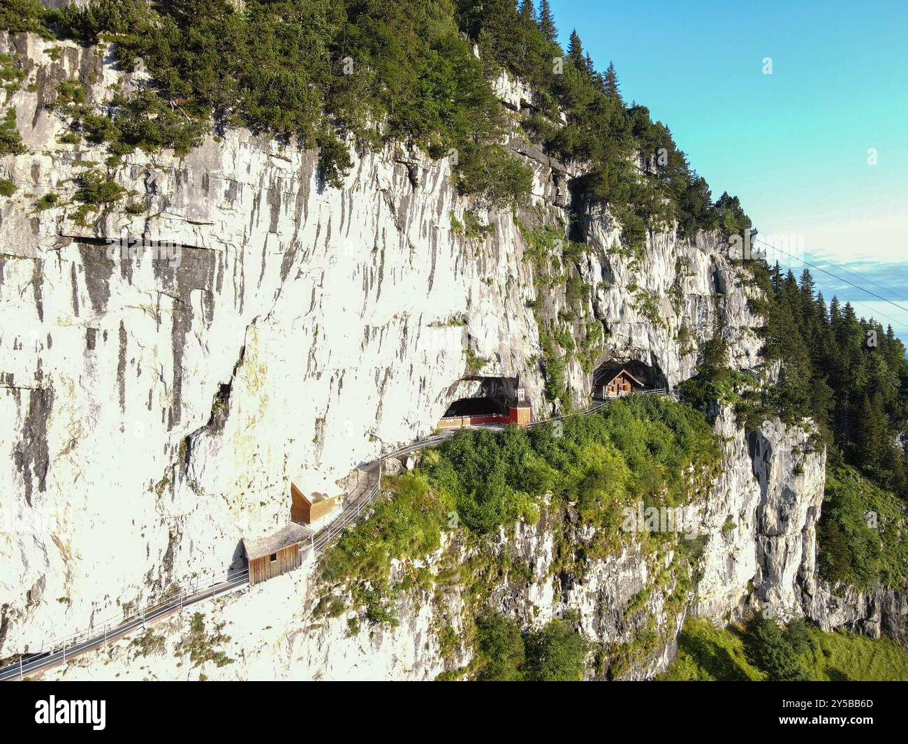 Ebenalp, Suisse – 13 juillet 2024 : vue par drone dans les grottes de Wildkirchli à Ebenalp dans les alpes suisses Banque D'Images