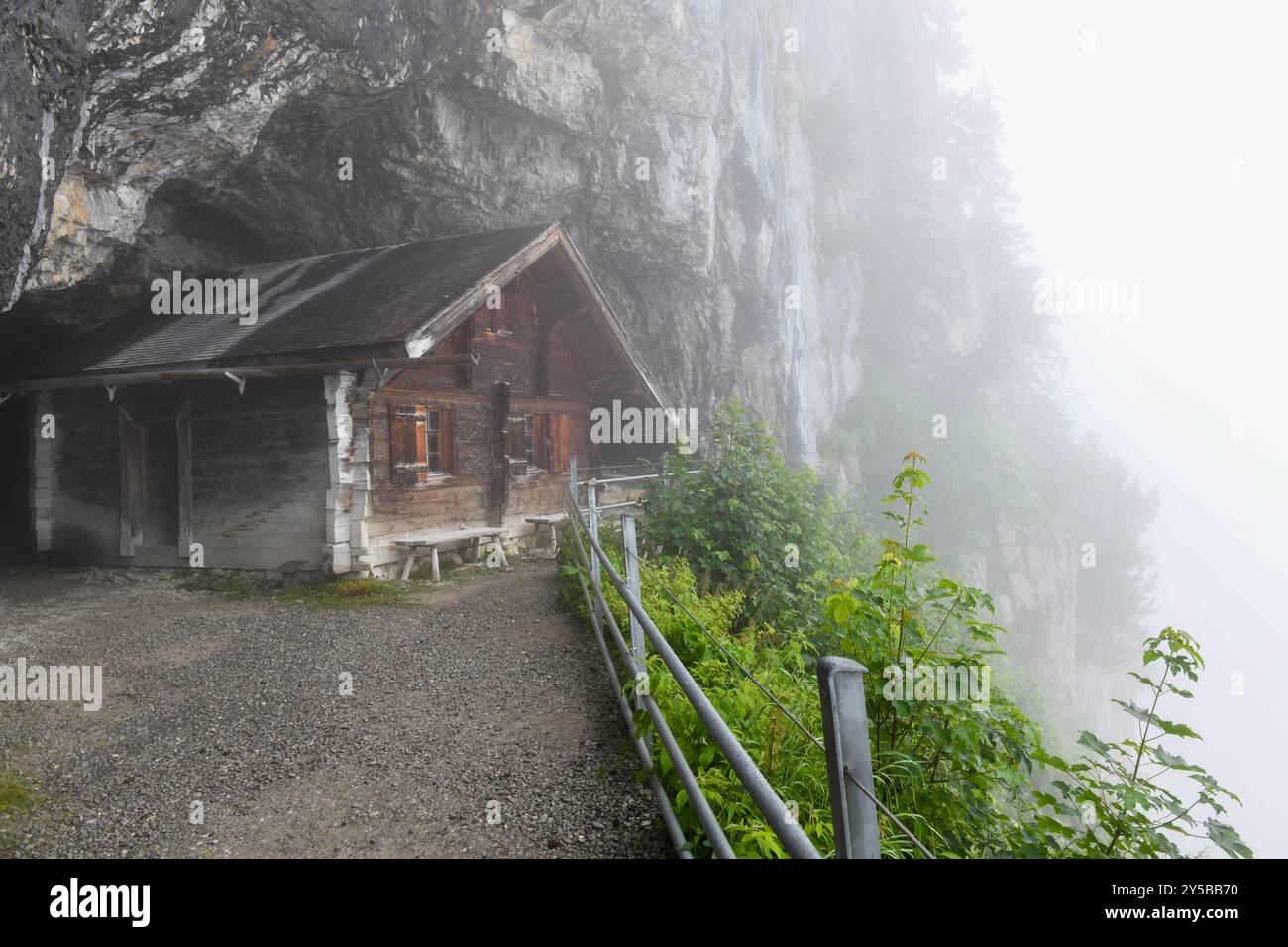 Le chalet en face des grottes de Wildkirchli dans les alpes suisses Banque D'Images