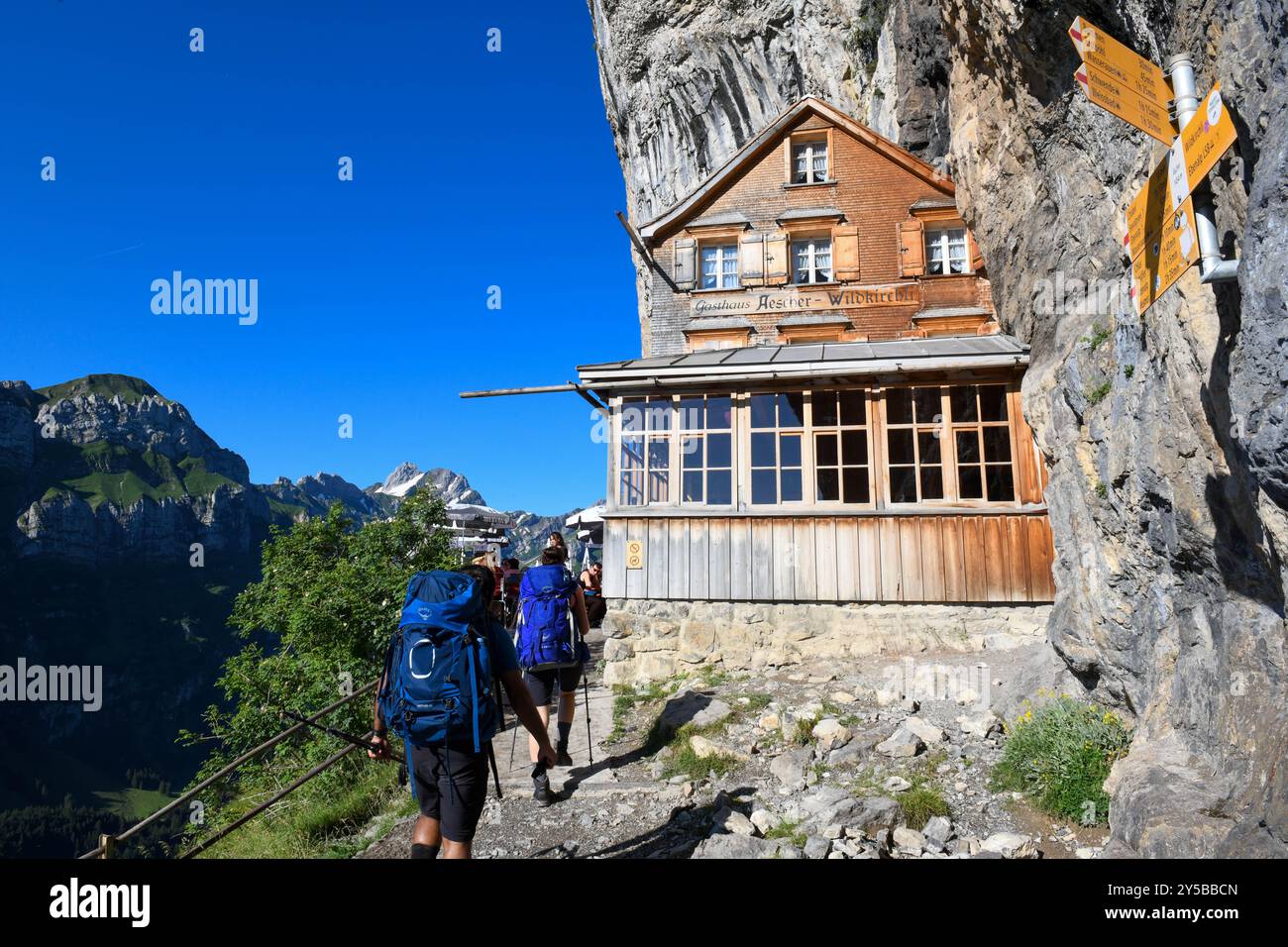 Ebenalp, Suisse – 13 juillet 2024 : vue à la célèbre maison d'hôtes de montagne Aescher à Ebenalp dans les alpes suisses Banque D'Images