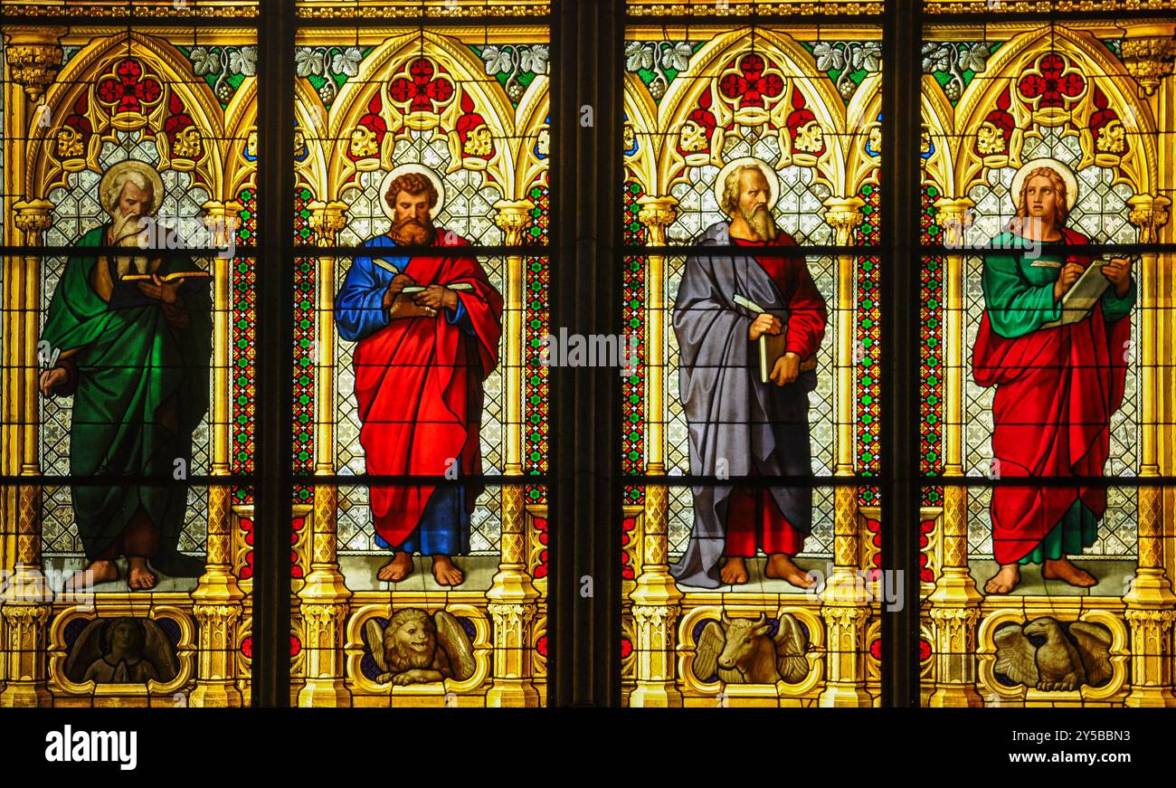 Lamentation fenêtre de la cathédrale de Cologne (quatre évangélistes avec vos symboles), art chrétien Banque D'Images