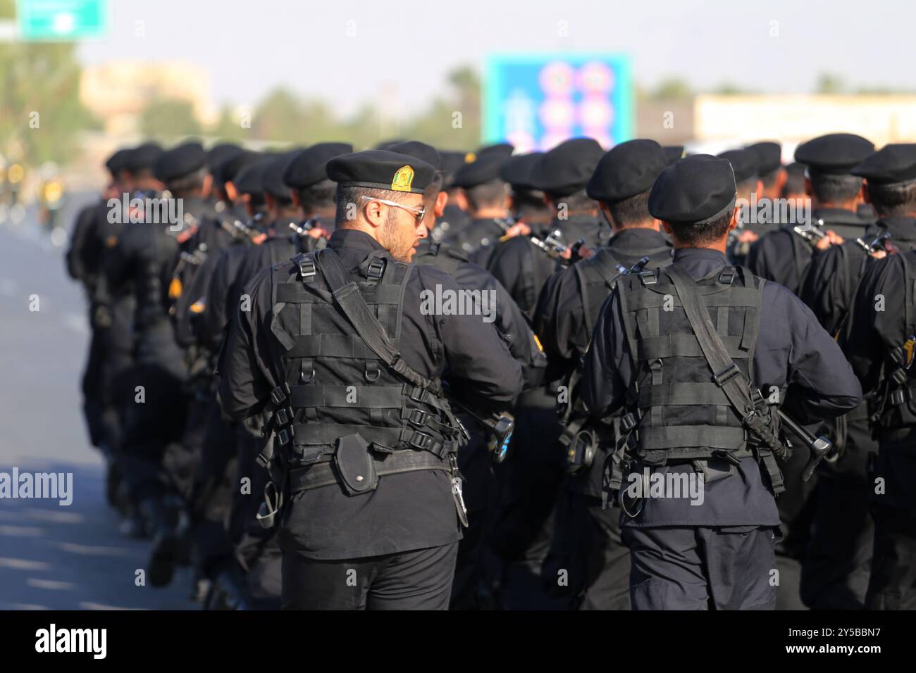 Téhéran, Iran. 21 septembre 2024. Les unités des forces spéciales de la police iranienne défilent au cours d'un défilé militaire annuel marquant l'anniversaire du début de la guerre contre l'Iran par l'ancien dictateur irakien Saddam Hussein il y a 44 ans, devant le sanctuaire du défunt fondateur révolutionnaire, l'ayatollah Khomeini, dans le sud de Téhéran. (Crédit image : © Rouzbeh Fouladi/ZUMA Press Wire) USAGE ÉDITORIAL SEULEMENT! Non destiné à UN USAGE commercial ! Banque D'Images