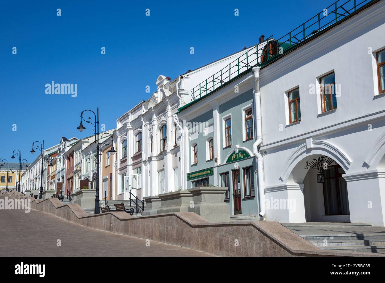 ARZAMAS, RUSSIE - 05 SEPTEMBRE 2024 : vue sur la rue piétonne Gostiny Dvor. Arzamas, région de Nijni Novgorod, Russie Banque D'Images