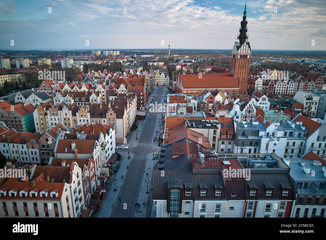 Vue aérienne de la vieille ville de Elbląg avec la tour de l'église gothique et l'architecture historique, Pologne Banque D'Images