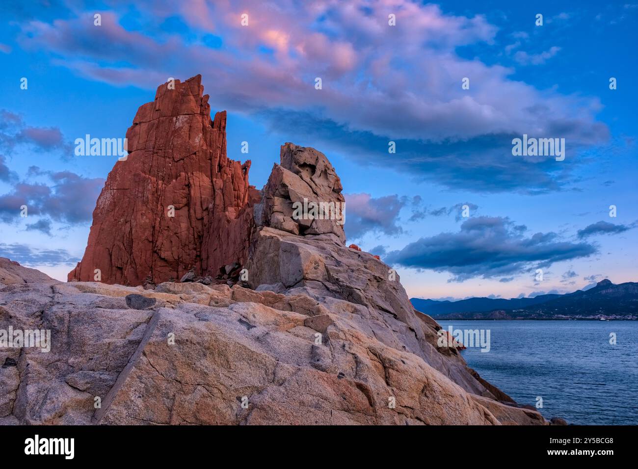 Les roches dites rouges d'Arbatax, rocce Rosse, composées de porphyre rouge et de porphyre de granit gris, sont l'une des principales attractions touristiques de la Sardaigne. Banque D'Images