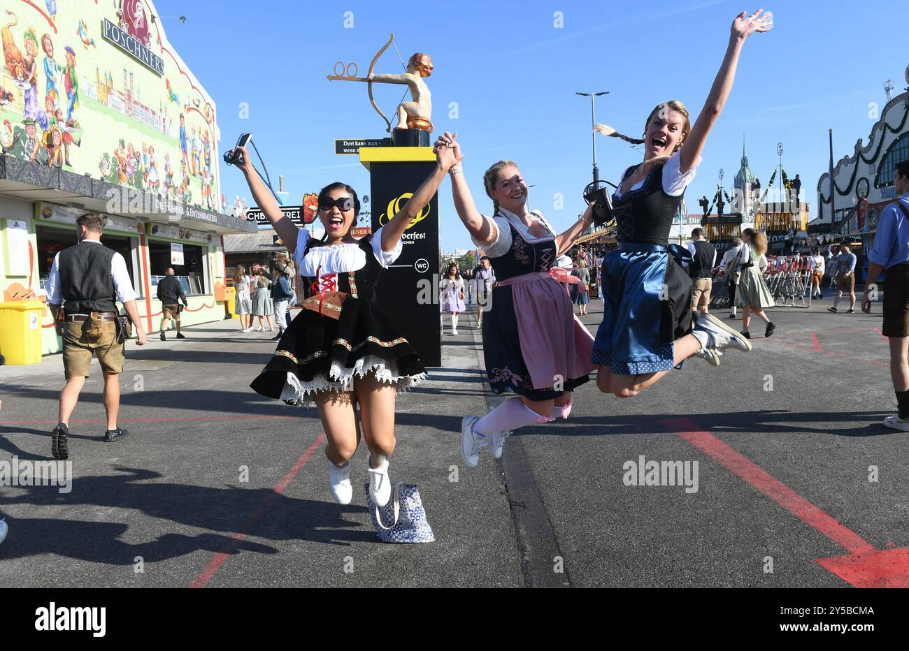 Munich, Allemagne. 21 septembre 2024. Les invités d'Angleterre attendent avec impatience le début de l'Oktoberfest sur la Theresienwiese. Le Wiesn aura lieu du 21 septembre au 6 octobre 2024. Crédit : Felix Hörhager/dpa/Alamy Live News Banque D'Images