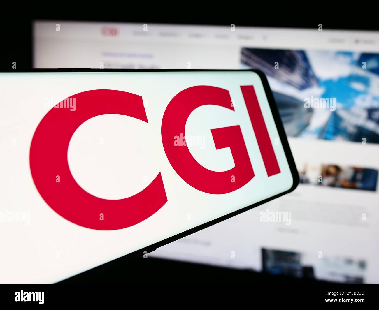 Dans cette illustration photo, le logo de l'entreprise canadienne de technologie de l'information CGI Inc est affiché sur l'écran d'un téléphone intelligent avec son site Web professionnel en arrière-plan. (Photo timon Schneider / SOPA images/SIPA USA) *** strictement à des fins éditoriales *** Banque D'Images