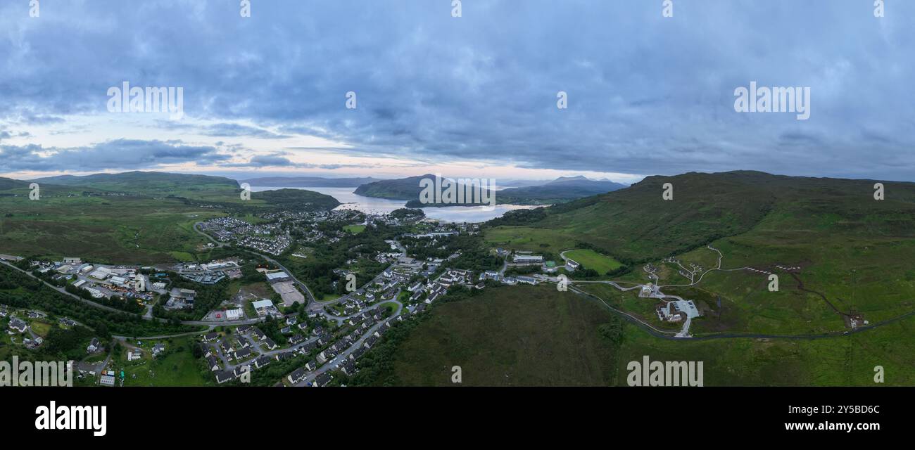 Vue panoramique aérienne de la ville de Portree dans l'île de Skye, en Écosse Banque D'Images
