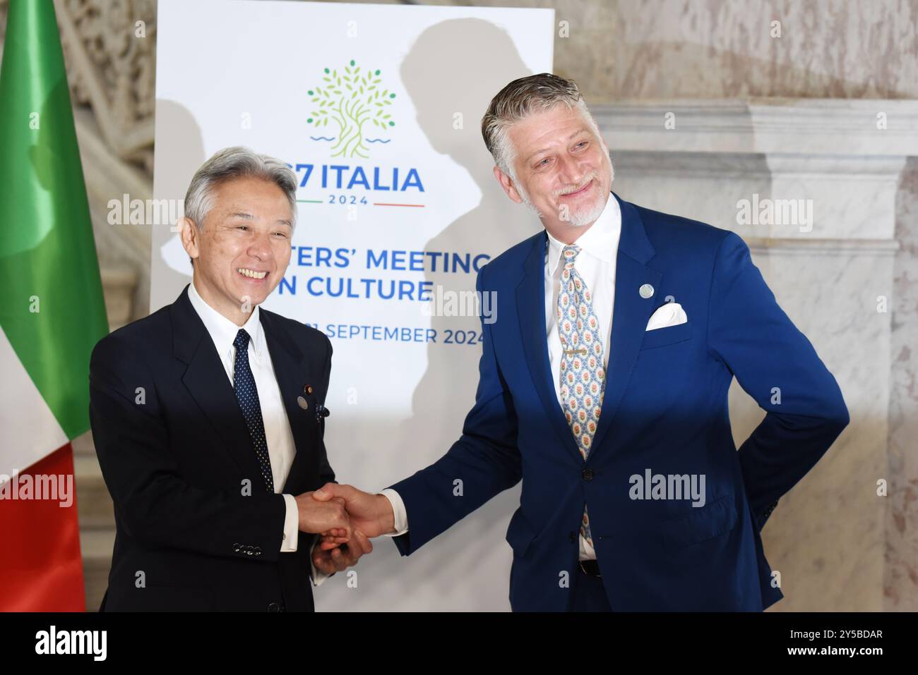 Naples, Campanie, Italie. 20 septembre 2024. G7 Italie 2024 Réunion des ministres de la culture, le ministre italien de la culture Alessandro Giuli (R) accueille et serre la main au ministre japonais de la culture Masahito Moriyama. (Crédit image : © Pasquale Gargano/Pacific Press via ZUMA Press Wire) USAGE ÉDITORIAL SEULEMENT! Non destiné à UN USAGE commercial ! Banque D'Images