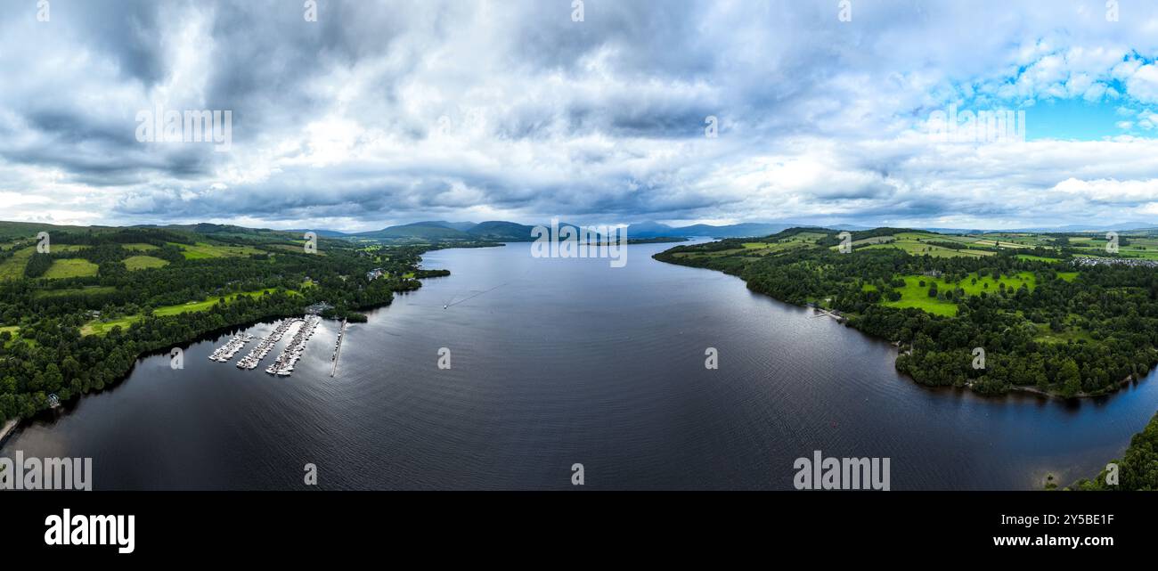 Vue panoramique aérienne du Loch Lomond, paysage écossais. Le Loch Lomond et le parc national des Trossachs Banque D'Images