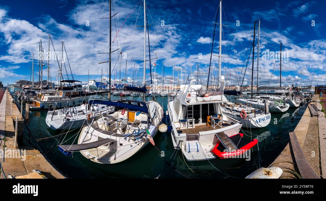 Vue panoramique des voiliers ancrés dans la marina de Livourne, maisons de la ville et un ferry Moby Line au loin. Livourne Toscane Italie FB 2024 Banque D'Images