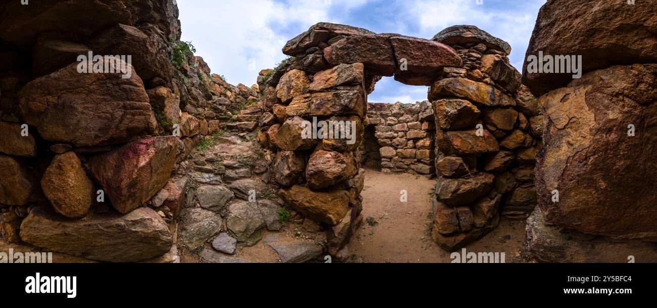 Vue panoramique sur les ruines du bâtiment principal de Nuraghe San Pietro. Torpe Sardaigne Italie FB 2024 1245 Banque D'Images