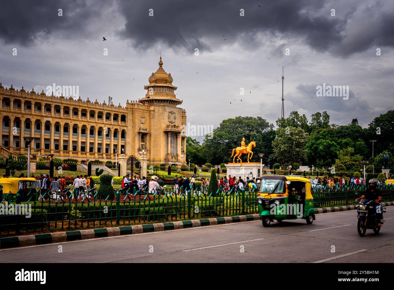 Bengaluru Karnataka Inde 8 septembre 2024 Karnataka bâtiment législatif Vidhana Soudha qui accueille l'Assemblée législative comme vu de Dr B. R. Banque D'Images