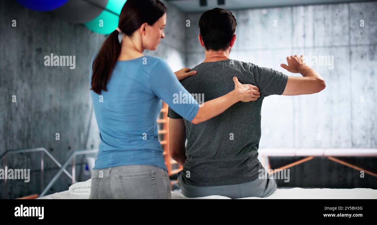 Point de déclenchement masseur dos thérapeute faisant de la physiothérapie Banque D'Images