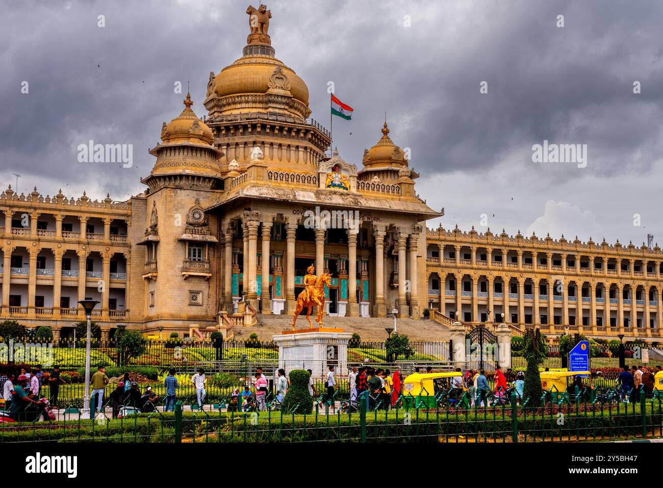 Bengaluru Karnataka Inde 8 septembre 2024 Karnataka bâtiment législatif Vidhana Soudha qui accueille l'Assemblée législative comme vu de Dr B. R. Banque D'Images