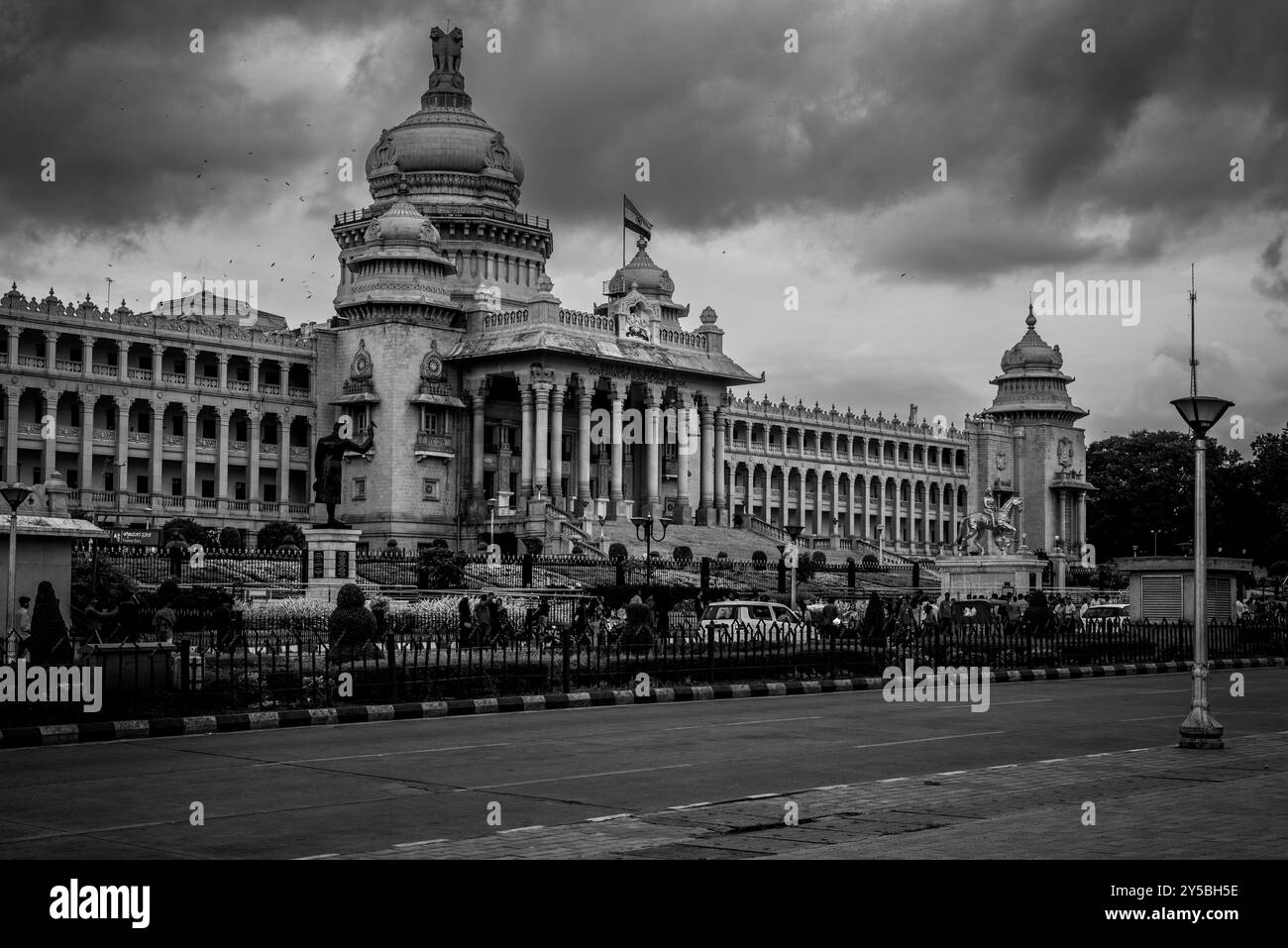 Bengaluru Karnataka Inde 8 septembre 2024 Karnataka bâtiment législatif Vidhana Soudha qui accueille l'Assemblée législative comme vu de Dr B. R. Banque D'Images