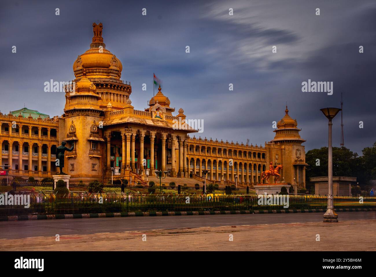 Bengaluru Karnataka Inde 8 septembre 2024 Karnataka bâtiment législatif Vidhana Soudha qui accueille l'Assemblée législative comme vu de Dr B. R. Banque D'Images