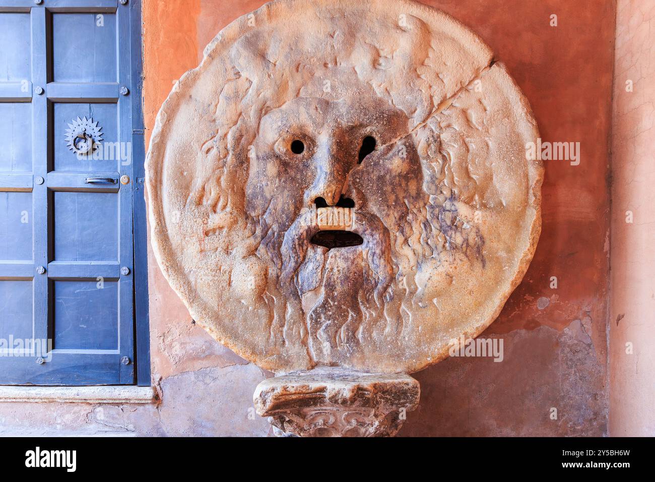 La bouche de la vérité (la Bocca della Verita) sculptée dans le marbre Pavonazzo, dans le portique de l'église de Santa Maria in Cosmedin à Rome, Italie Banque D'Images